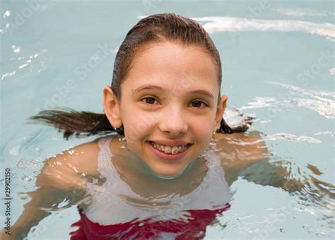 Jeune Adolescente Dans Une Piscine Photo Libre De Droits Sur La