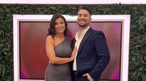 ALERTA ROMANCE NO BIG BROTHER MÁRCIA SOARES DÁ PRENDA DE NATAL A