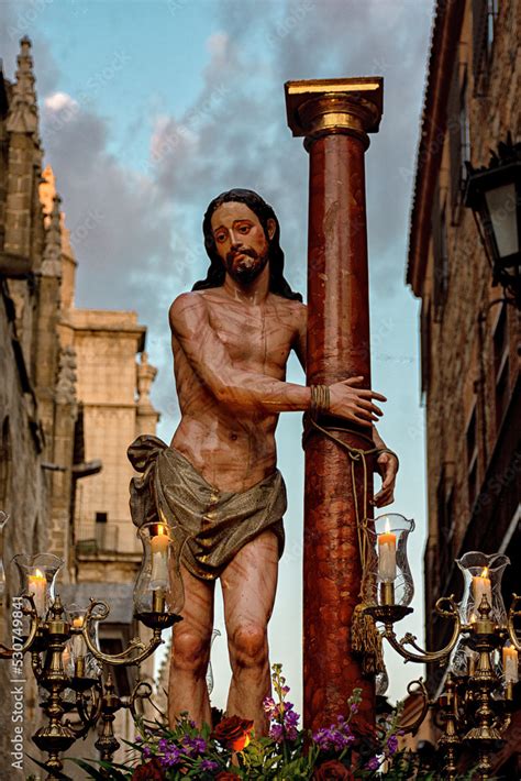 Cofradía de Nuestra Señora del Amparo de Toledo con los pasos de Virgen