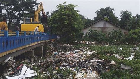 Truk Disiapkan Untuk Angkut Sampah Dari Kali Ciherang Bekasi