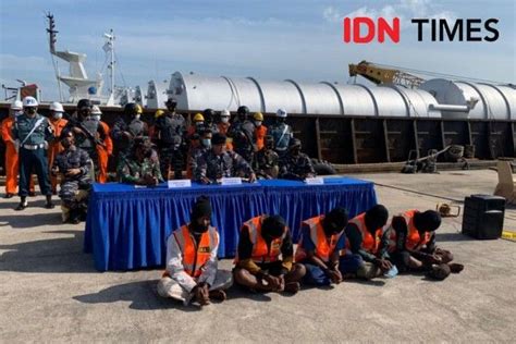 Kri Siwar Tangkap Lima Orang Mencuri Kabel Di Kapal Tongkang