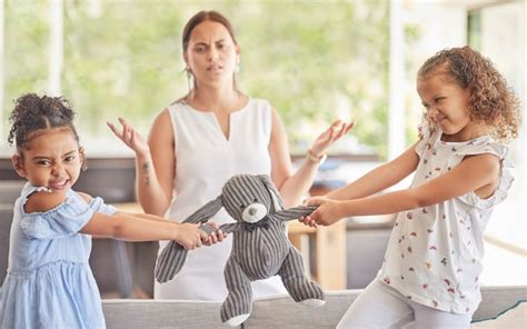 Spielzeug K Mpfen Und Kinder Mit W Tenden Kindern In Konflikt W Hrend