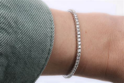 ARMLÄNK TENNISARMBAND VITGULD MED DIAMANTER 63ST Á 0 05CT ST 17CM