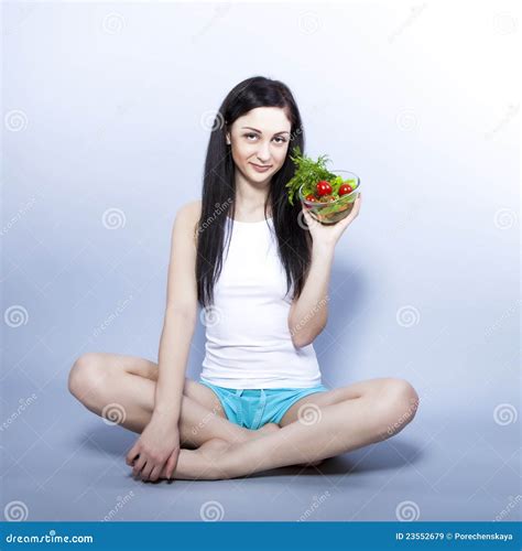 Mujer Joven Que Come La Ensalada Vegetal Imagen De Archivo Imagen De