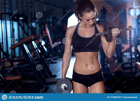 Jovem Mulher Que Exercita Peso No Gym Imagem De Stock Imagem De