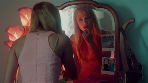 Review It Follows 2015