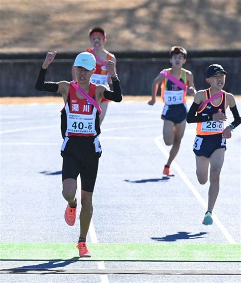 【全国中学校駅伝大会男子】2位でゴールする湯川のアンカー・宗像琢馬（左端）（撮影・永田浩） 写真｜【西日本スポーツ】