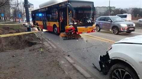 Warszawa Zderzenie Samochodu Osobowego I Autobusu Miejskiego Na