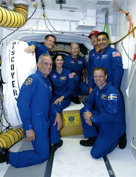 Space in Images - 2009 - 08 - STS-128 crew with Space Shuttle Discovery during final preflight ...