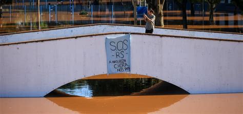 Sobe para 100 o número de mortos após enchentes no Rio Grande do Sul