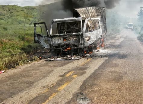 Itarantim Caminhão carregado de tinta pega fogo na ladeira na Neblina