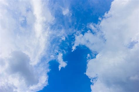 Cielos Parcialmente Nublados Despu S De La Lluvia Foto Premium