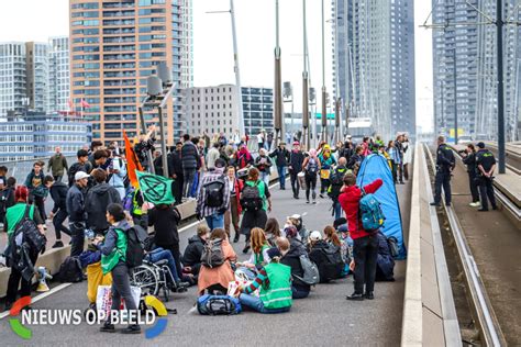 Demonstranten Van Extinction Rebellion Bezetten Erasmusbrug Nieuws Op