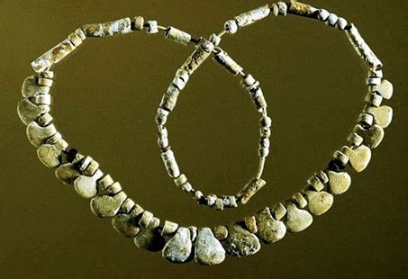 Le bijou de la Préhistoire berceau de la parure Femme de Bijoux