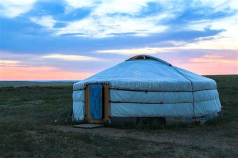 La Vie De Nomade Du Mongolian Sur La Savane Image Stock Image Du