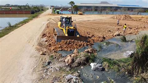 Techniques Operator Great Team Work By Dozer SHANTUI Push Soil Clear