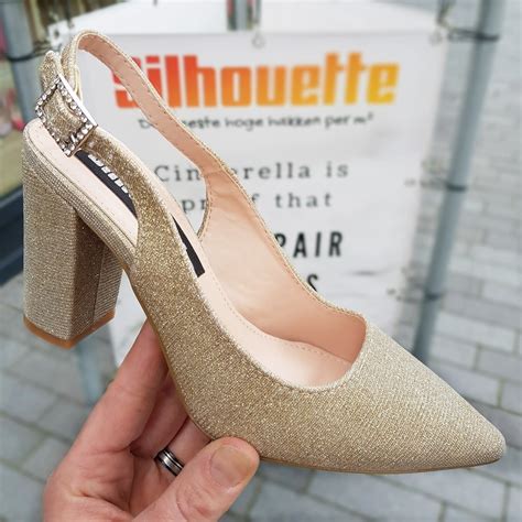 Gouden Pumps Met Blokhak En Open Hiel Silhouette