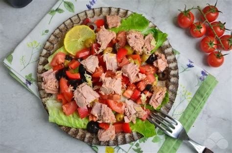 Итальянский салат с тунцом, маслинами и оливками – простой и вкусный ...