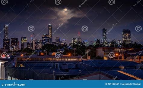 Brisbane Australia Luna Llena Sobre El Horizonte De La Ciudad Foto