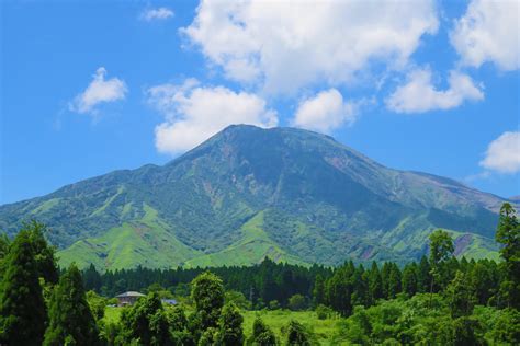 写真：熊本県阿蘇市国道265線～熊本郡高森～南阿蘇、国道325号線からの阿蘇山 阿蘇熊本をドローンで撮影。 阿蘇神社、阿蘇大観峰、阿蘇山等