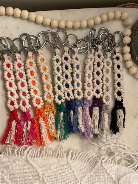 Macramé Daisy Keychains - Etsy