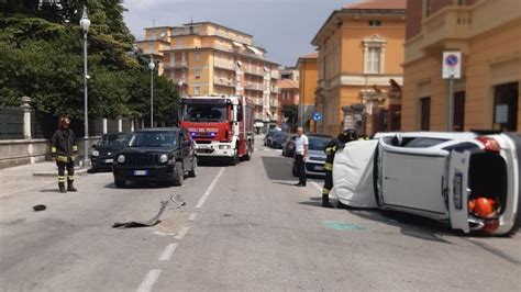 San Severino Incidente In Viale Matteotti Coinvolto Anche Il Sindaco