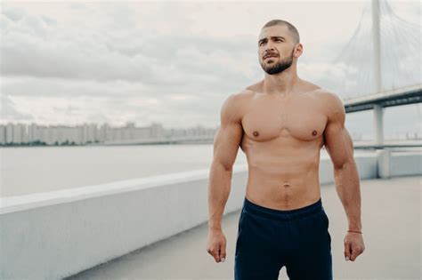 Hombre Musculoso Guapo Con El Torso Desnudo Al Aire Libre Haciendo