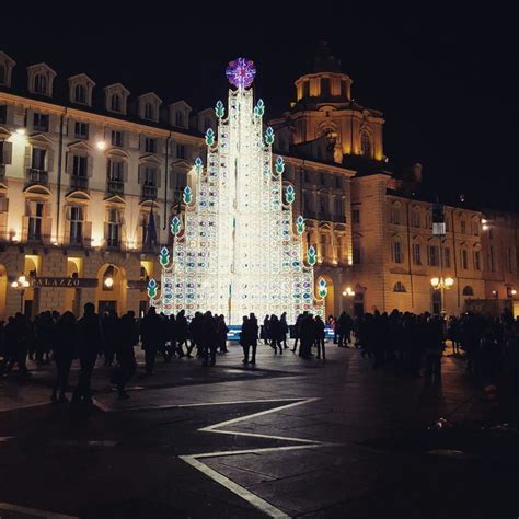 Natale A Torino L Albero Illuminato In Piazza Castello