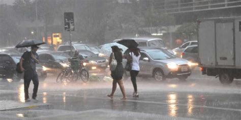 Chuva coloca SP em estado de atenção e causa dois desabamentos nesta