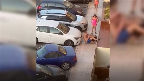 PELEA TENERIFE Lanza un móvil rompe las lunas de un coche y acaba a