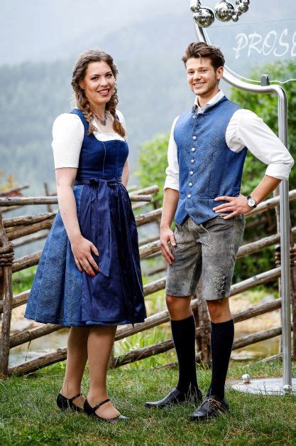 Dirndl und Gilet blau Neuböck Mode Hochzeit Tracht