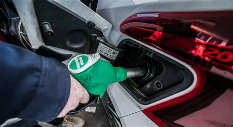 Benzina e diesel perché continua la salita dei prezzi mentre le