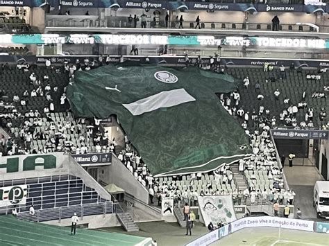 Torcida Do Palmeiras Protesta E Esconde Marcas De Leila Em Bandeirão