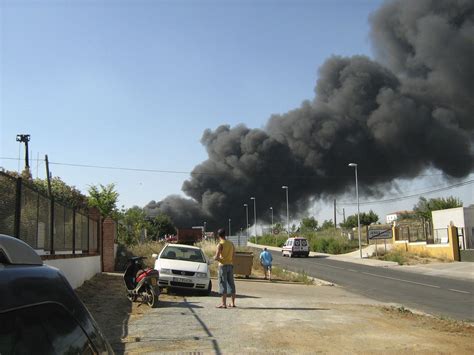 Un Incendio Causa Importantes Daños Materiales En Una Empresa De Aceite