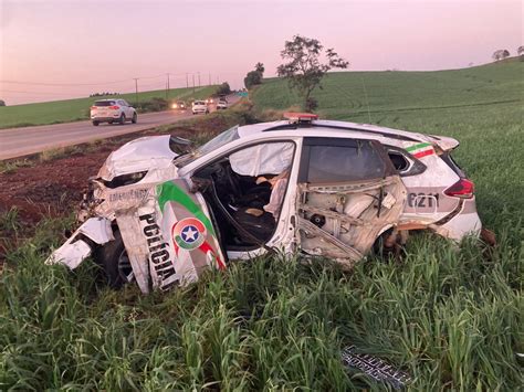 Colisão entre carro e viatura da Polícia Militar deixa três feridos na