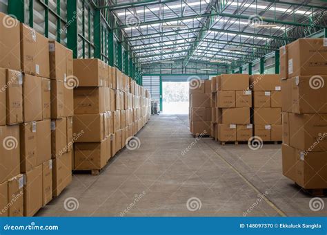 Las Filas De Cajas Materiales O De Cajas Del Producto En Rea Del Almac