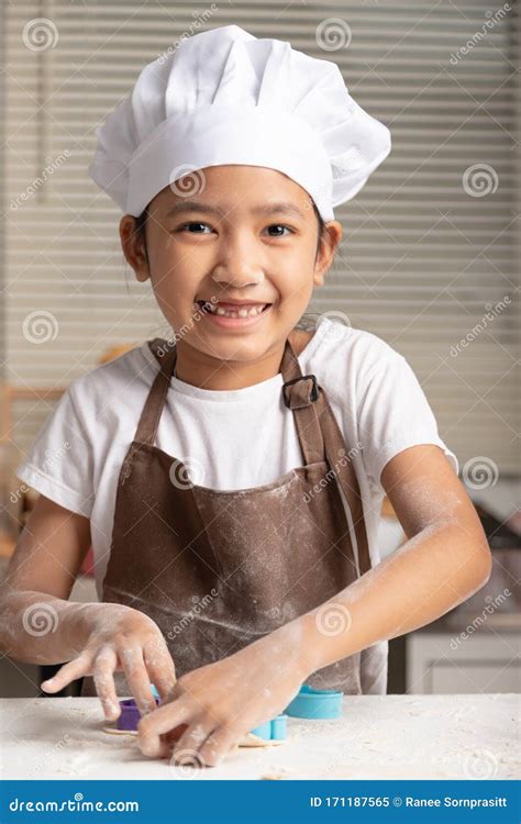 La Petite Fille Font Attention à Un Chapeau Blanc De Leader Et Un