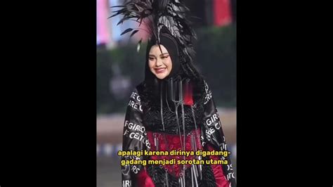 Begini Adu Gaya Aurel Hermansyah vs Bella Bonita di Jember Fashion ...