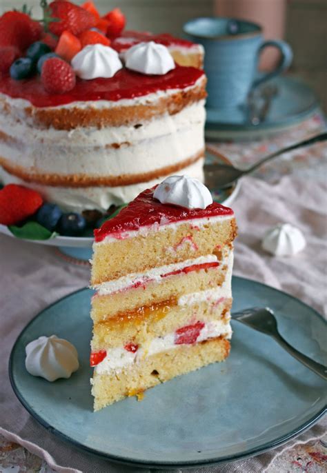 Erdbeertorte Mit Mascarpone Und Beeren Semi Naked Cake Rezept