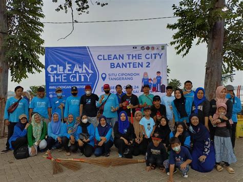 Ratusan Jamaah Ahmadiyah Se Tangerang Raya Bersihkan Sampah Malam Tahun