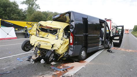 Unfall Auf A3 Bei Obertshausen Schwerverletzter Und Mehrere Kilometer