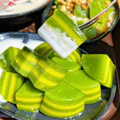 Nữ sinh gen Z mê food review giới thiệu món bánh cực hot hit dành cho tín đồ ăn vặt Hà