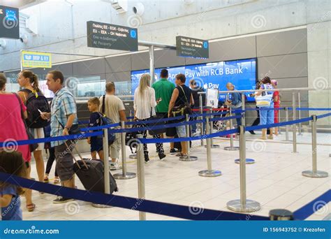 Pasajeros Pasan Control De Pasaportes En El Aeropuerto Internacional De Larnaca Fotografía