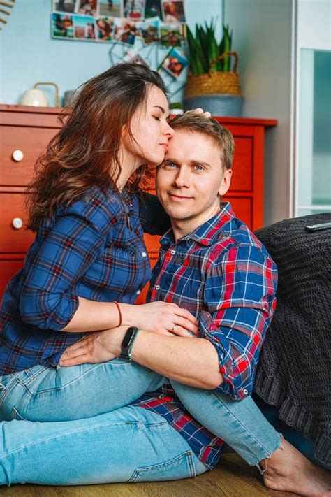 Hermosa Pareja Joven En Jeans Abrazando Y Sonriendo Sentado En El