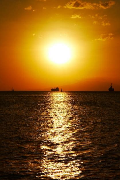 Un Cielo Espectacular Sobre El Mar Durante La Puesta De Sol Foto Premium