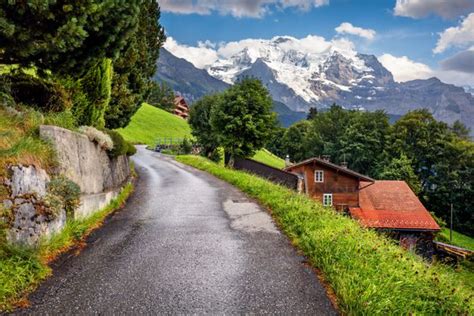 نمای تابستانی رنگارنگ روستای ونگن صحنه زیبا در فضای باز در آلپ سوئیس Bernese Oberland در کانتون