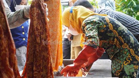 Jalin Silaturahmi Asosiasi Pengrajin Batik Bojonegoro Belajar Batik