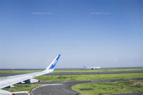 成田国際空港の滑走路に止まる飛行機と空の写真素材 Fyi07435209 ストックフォトのamanaimages Plus