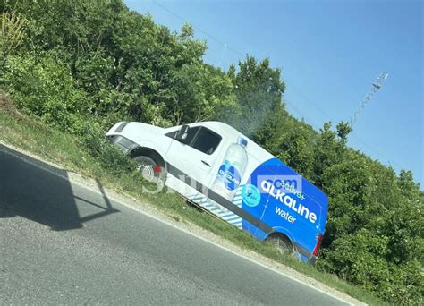 Aksident N Gllarev Furgoni Del Nga Rruga Foto Sinjali