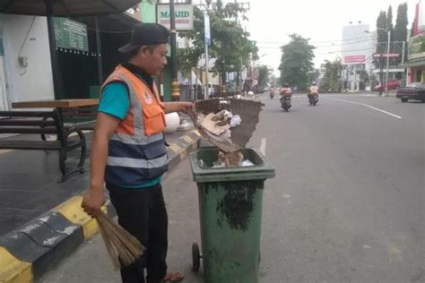 Dlh Kota Madiun Siagakan Petugas Kebersihan Di Lokasi Keramaian Radar